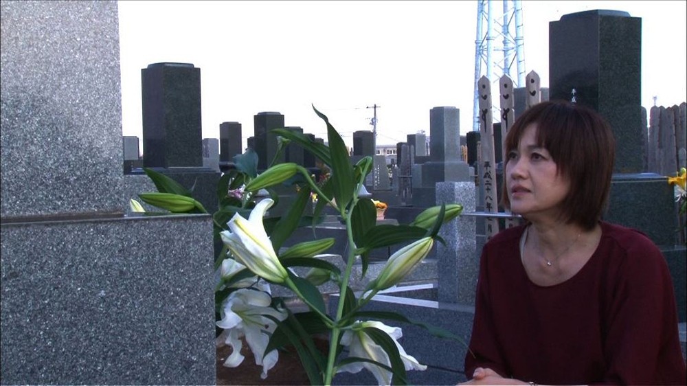 故山本文郎さんの墓前で手を合わせる妻・由美子さん（Ｃ）ＴＢＳ