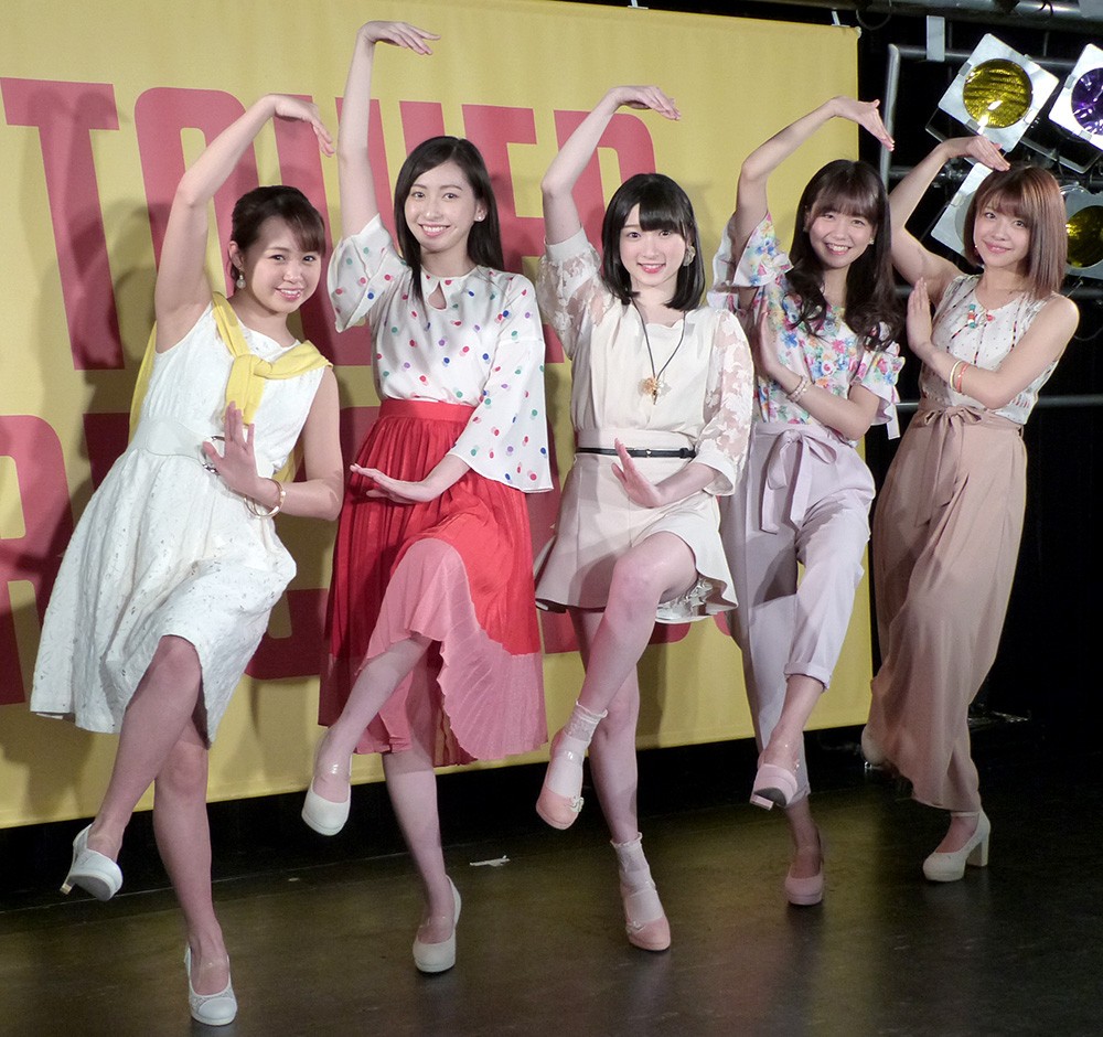 女性アイドルグループ「Ｊｕｉｃｅ＝Ｊｕｉｃｅ」の（左から）高木紗友希、植村あかり、宮本佳林、宮崎由加、金澤朋子