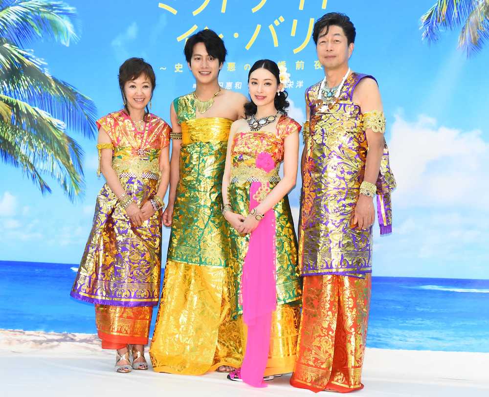 舞台「ミッドナイト・イン・バリ」製作発表会に出席した（左から）浅田美代子、溝端淳平、栗山千明、中村雅俊