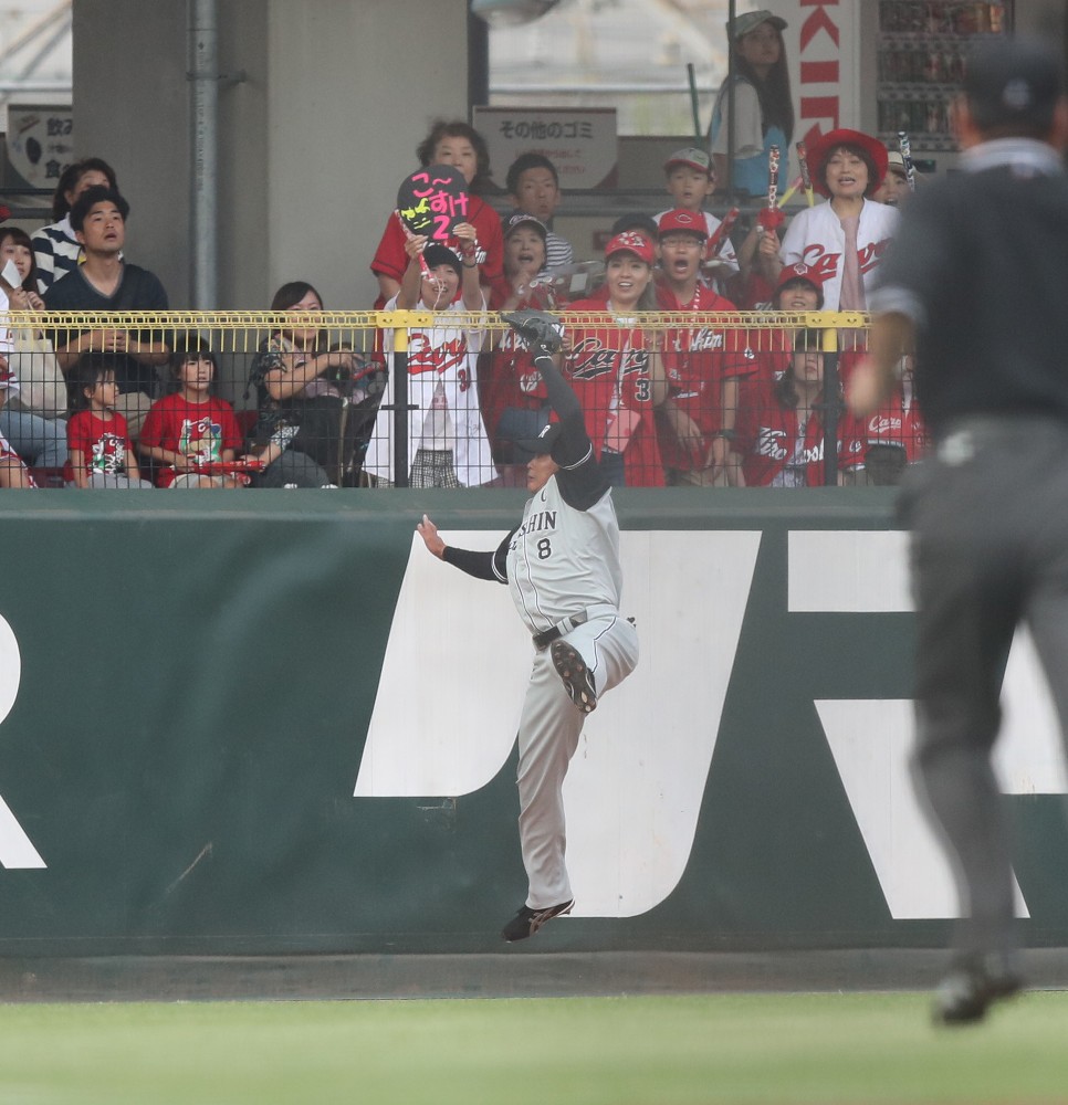 ＜広・神＞１回、阪神・福留の頭上を越えた広島・田中の打球が、こつ然と姿を消す