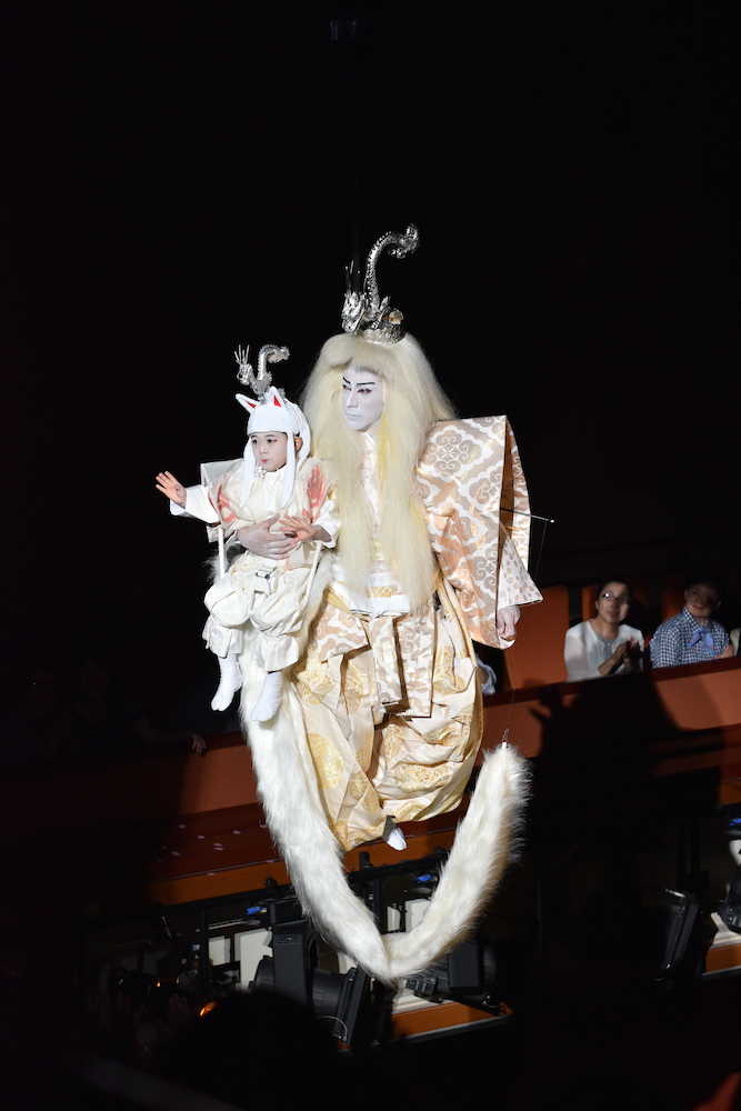 歌舞伎座での七月大歌舞伎で宙乗りを披露する市川海老蔵（右）と勸玄くん（松竹提供）