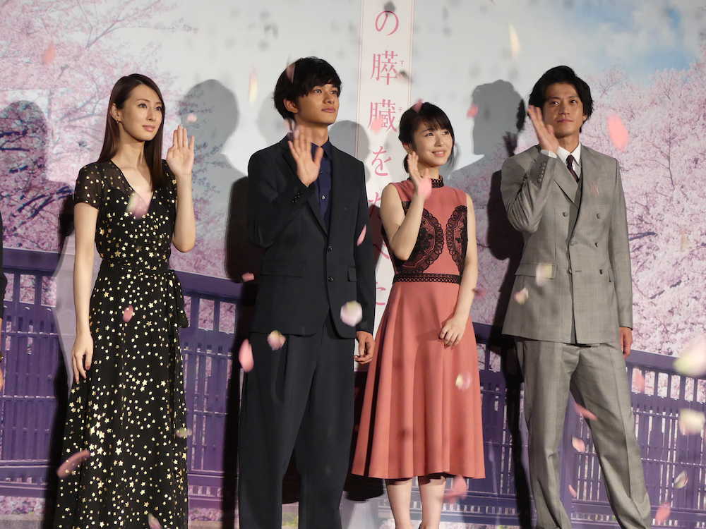 映画「君の膵臓を食べたい」完成披露試写会で舞台あいさつした（左から）北川景子、北村匠海、浜辺美波、小栗旬