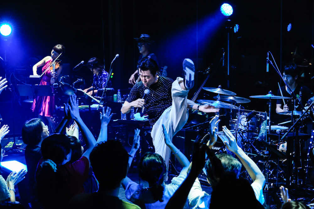 東京・六本木のビルボードライブ東京でスペシャルライブを行った桑田佳祐。ライブハウスのような盛り上がり
