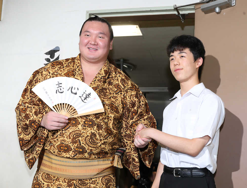 ＜大相撲名古屋場所４日目＞プレゼントされた扇子を手に藤井四段（右）と笑顔で握手する白鵬