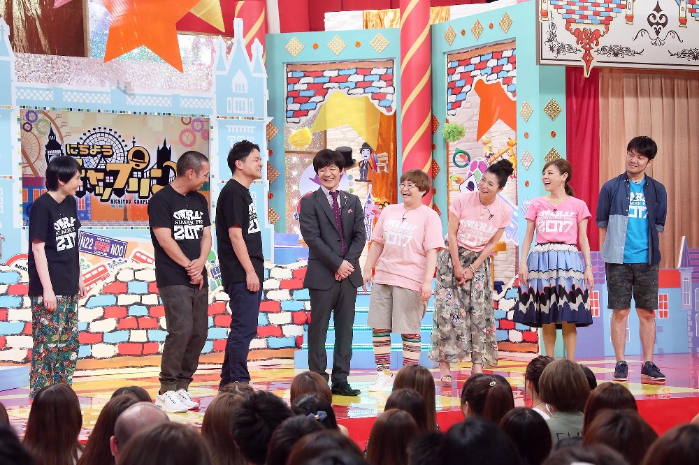 内村光良（左から４人目）がＭＣを務めるテレビ東京「にちようチャップリン」が２時間スペシャルとして放送される（Ｃ）テレビ東京