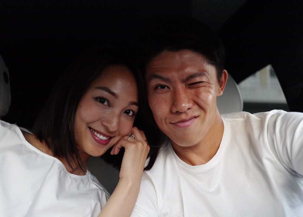 結婚した太田宏介と福間文香。婚姻届を提出した今月６日に撮った笑顔の１枚