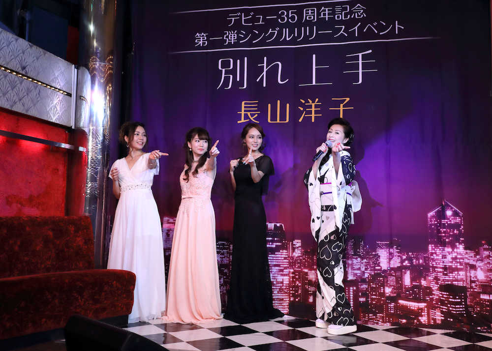 東京・銀座のキャバレー「白いばら」で新曲「別れ上手」の発売イベントを行った長山洋子。「捨てられて」以来となる振り付けを、同店の女性ホステスに指導
