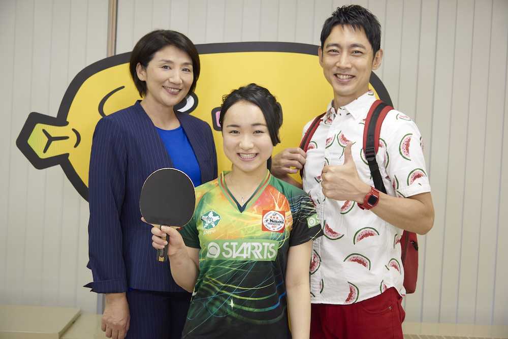 本人役で女優デビューした卓球の伊藤美誠選手（中央）と、共演した松下由樹（左）と小泉孝太郎