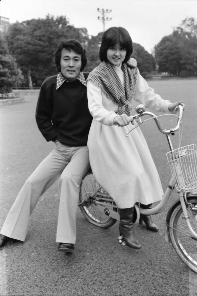 １９７７年、平尾昌晃（左）と畑中葉子
