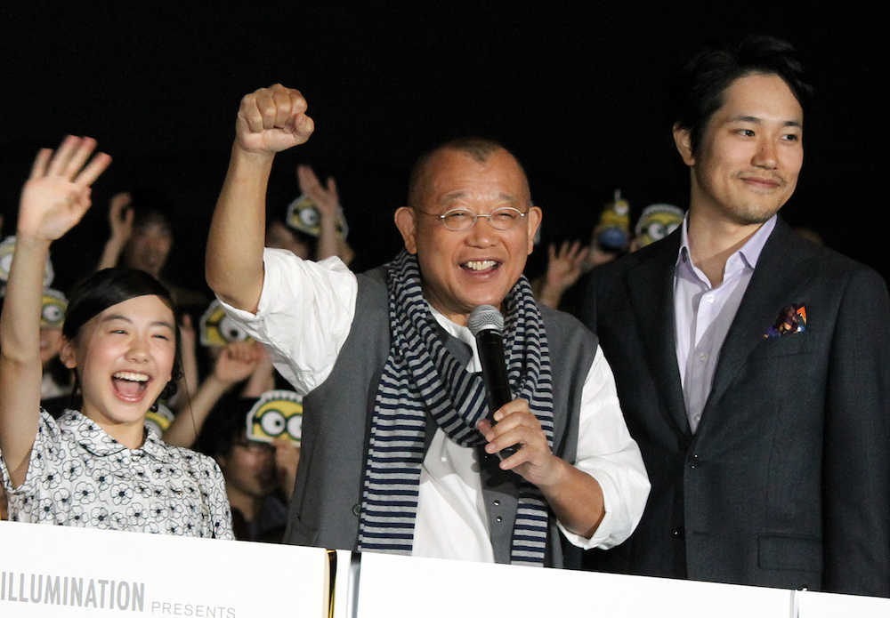 舞台あいさつで笑顔を見せる（左から）芦田愛菜、笑福亭鶴瓶、松山ケンイチ