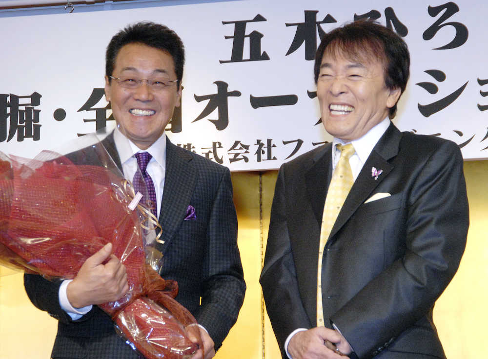 １０年１２月、五木ひろし（左）と記者会見する平尾昌晃さん