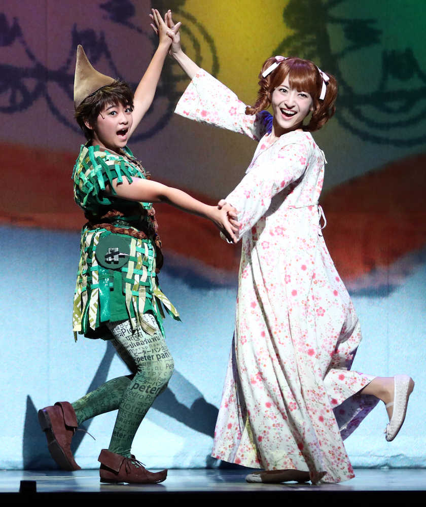 ミュージカル「ピターパン」で歌い踊る吉柳咲良（左）と神田沙也加