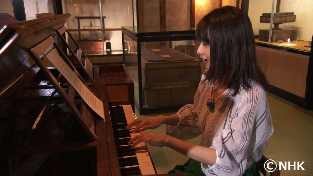 日本最古のピアノを弾く加藤綾子アナ（Ｃ）ＮＨＫ