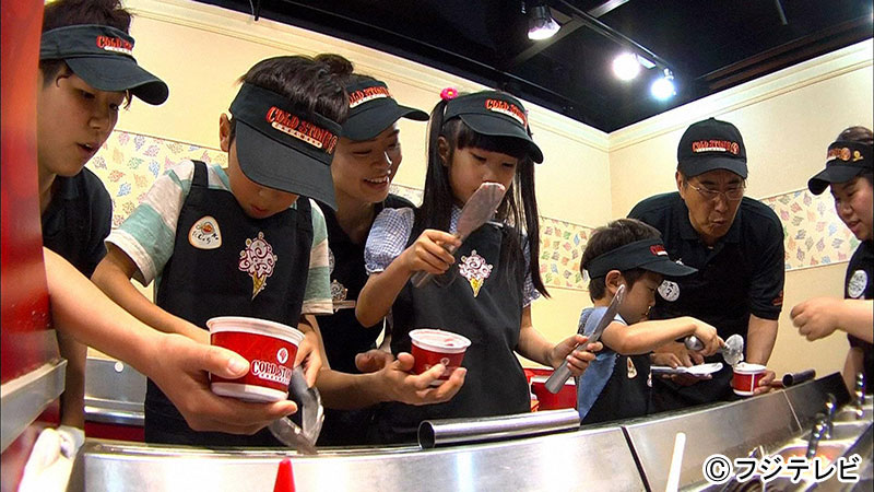子どもたちとアイスクリームづくりに挑戦する石橋貴明（右から２人目）