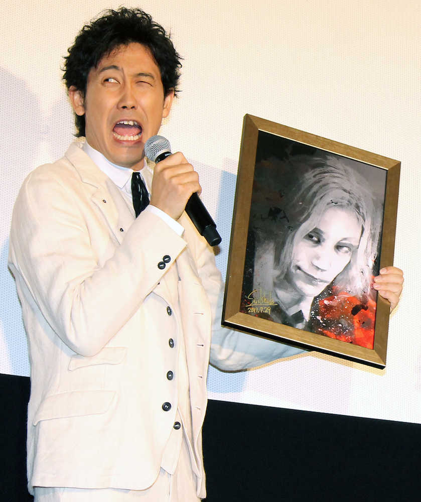映画「東京喰種」初日舞台あいさつで、原作者の石田スイ氏描き下ろしの肖像画を手に喜ぶ大泉洋