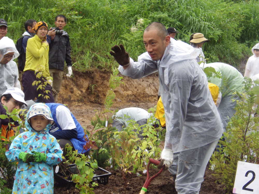 志賀高原で長男・勸玄君（左）とともに植樹する市川海老蔵