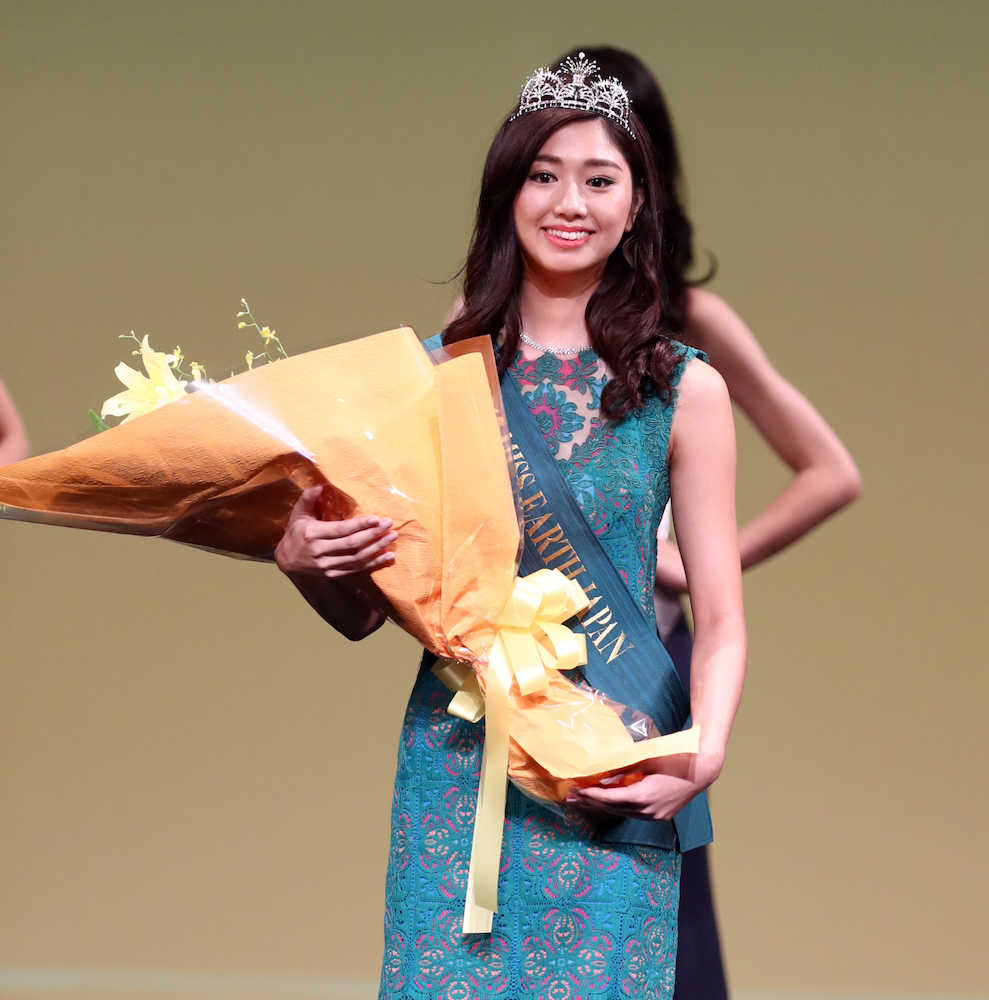 「ミス・アース」日本代表に選ばれ、花束を手にする斎藤恭代