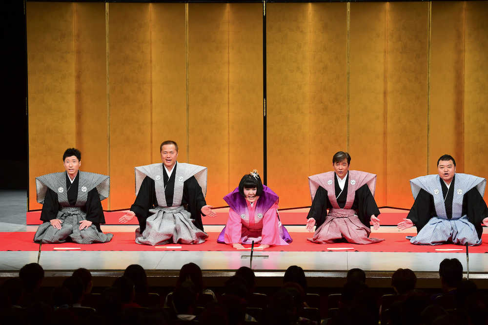 新座長就任公演初日の口上に出演した（左から）すっちー、辻本茂雄、酒井藍、内場勝則、川畑泰史