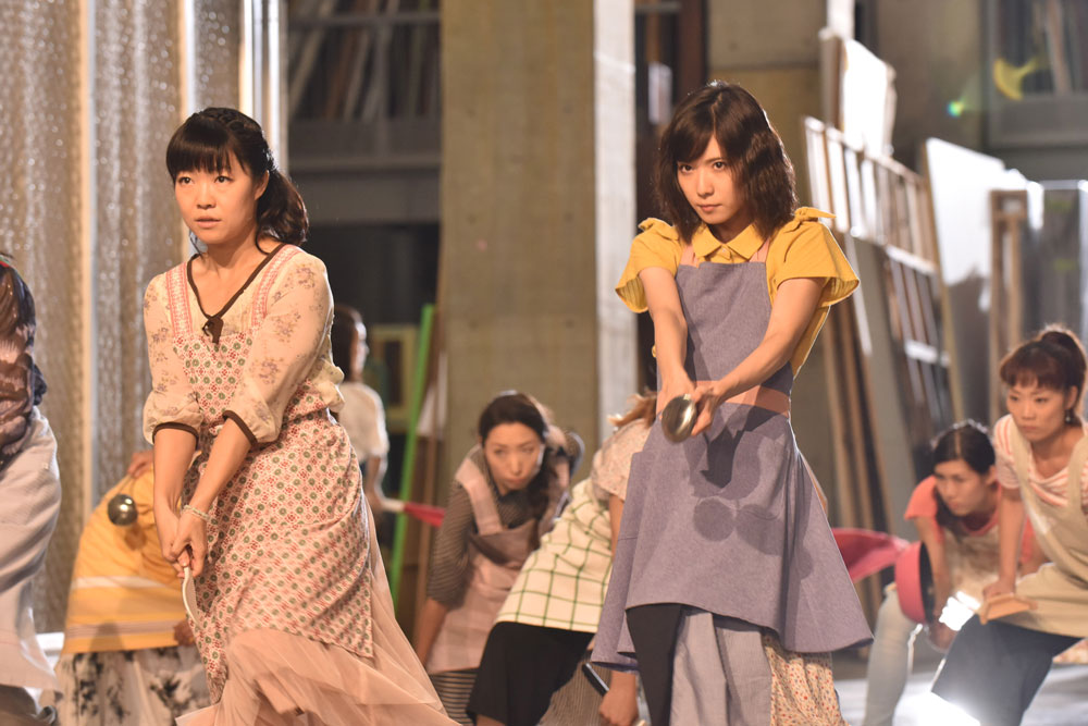“妄想ミュージカル”ダンスを披露するイモトアヤコ（手前左）と松岡茉優（Ｃ）日本テレビ