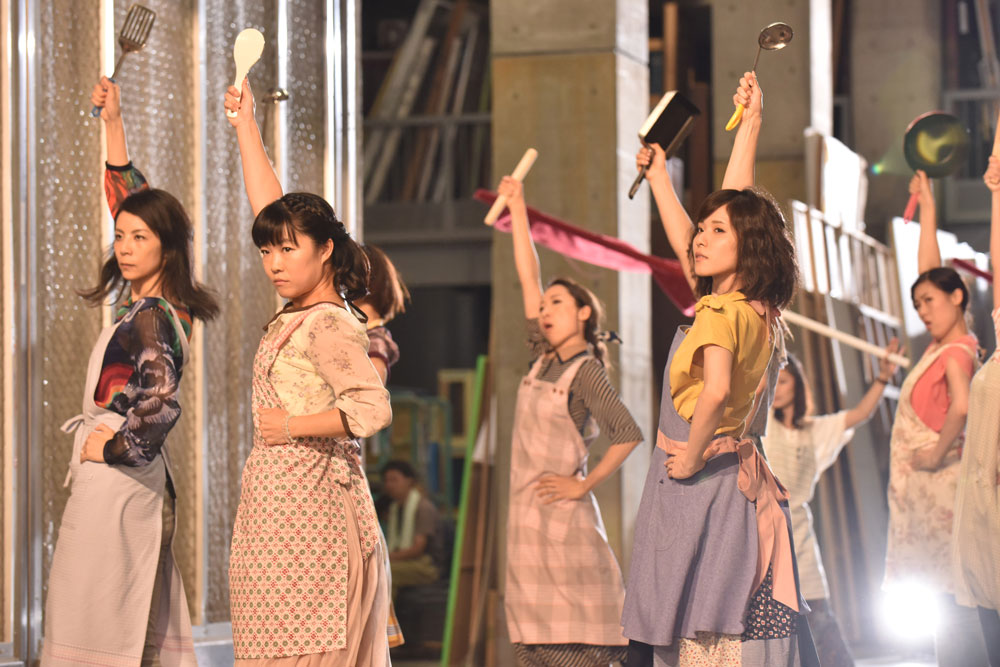 “妄想ミュージカル”ダンスを披露するイモトアヤコ（左から２人目）と松岡茉優（同４人目）（Ｃ）日本テレビ