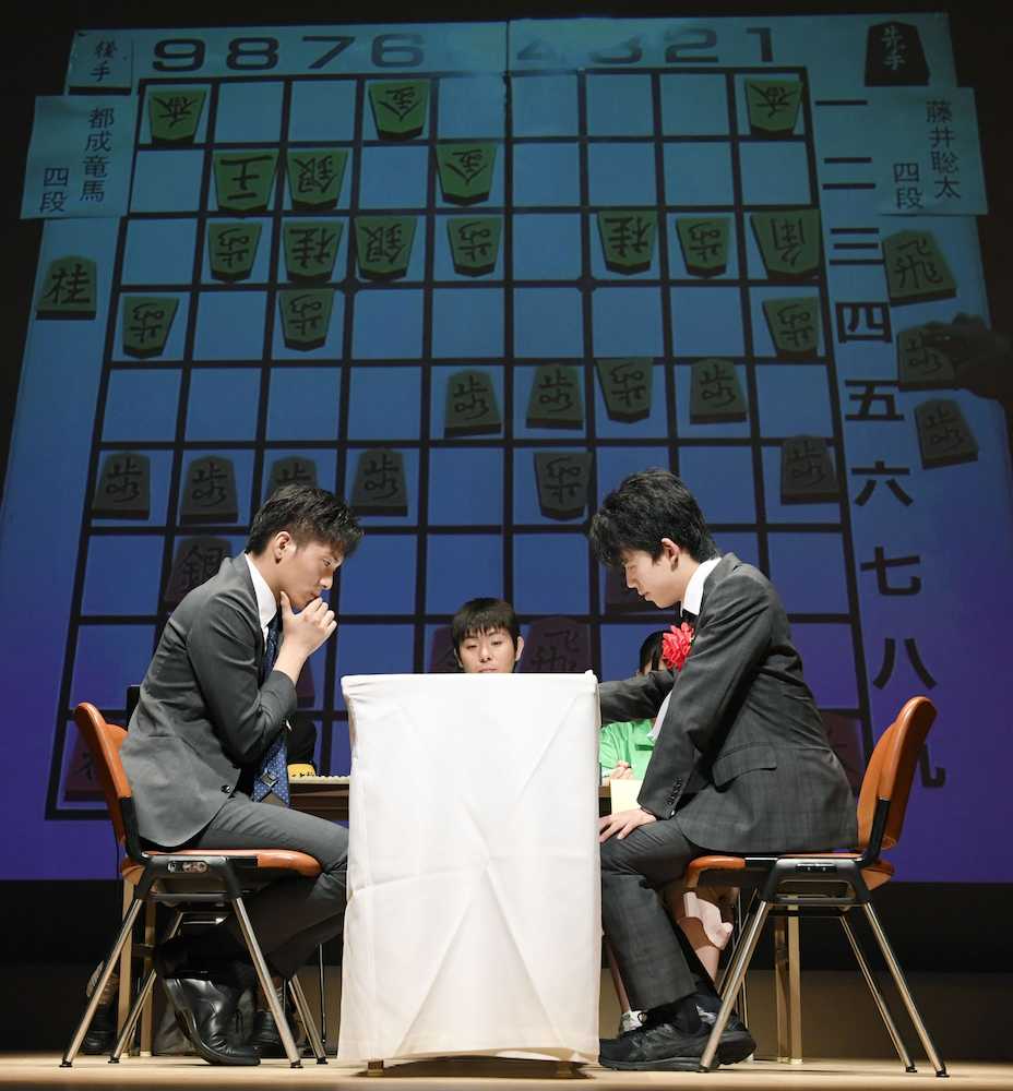 子ども向け将棋イベントで公開対局する都成竜馬四段（左）と藤井聡太四段