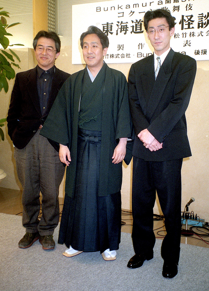 １９９４年３月、第１回「コクーン歌舞伎」の製作発表に出席した中村勘三郎さん（当時は中村勘九郎＝中央）