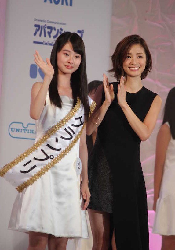 「第１５回全日本国民的美少女コンテスト」でグランプリに輝いた井本彩花さん（左）と上戸彩