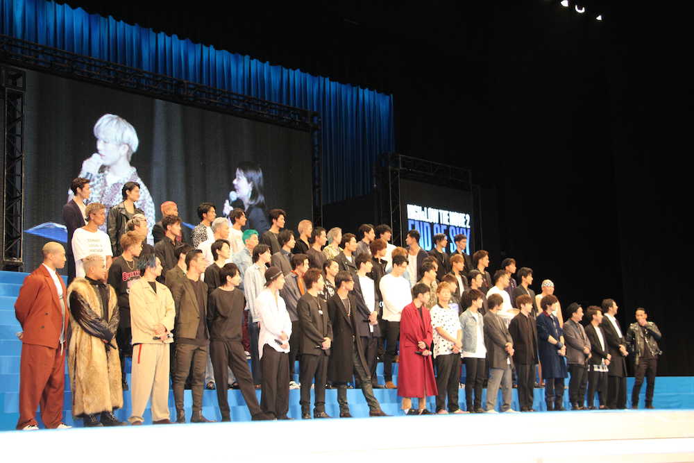映画「ＨｉＧＨ＆ＬＯＷ　ＴＨＥ　ＭＯＶＩＥ２／ＥＮＤ　ＯＦ　ＳＫＹ」完成披露プレミアイベントにＥＸＩＬＥのＨＩＲＯ（前列右）ら舞台あいさつ史上最多の６０人が登壇