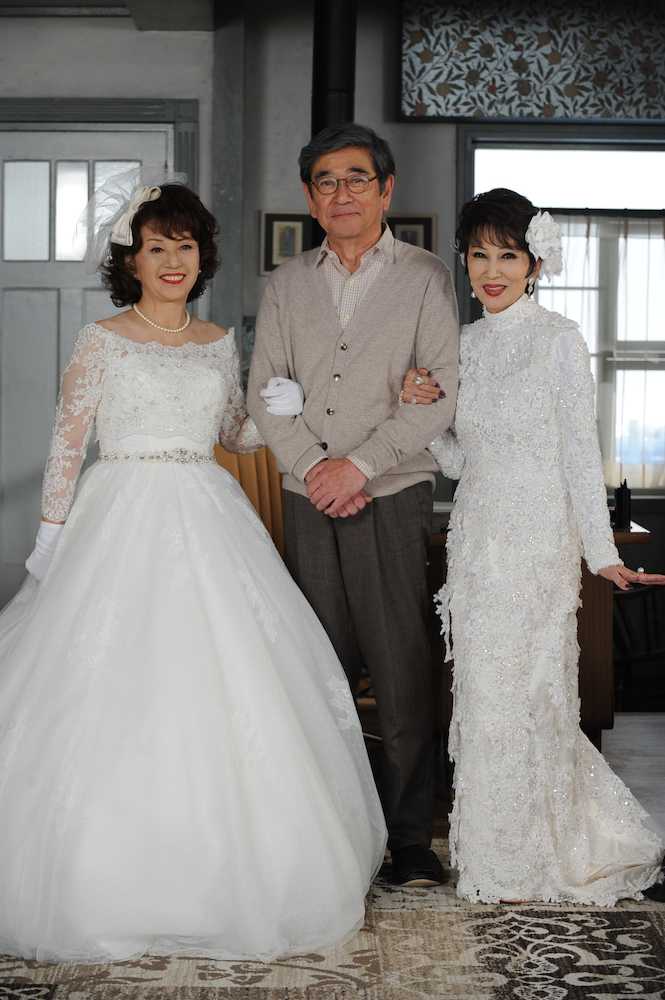 テレビ朝日ドラマ「やすらぎの郷」収録最終日にウエディングドレス姿を披露した加賀まりこ（左）と浅丘ルリ子（右）。中央は主演の石坂浩二