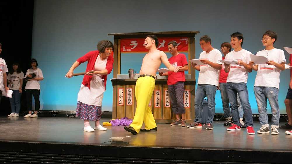 「ラフ＆ピース２０１７」で中高生の舞台稽古に飛び入り参加し“乳首ドリル”を演じる（左から）すっちー、吉田裕　　　