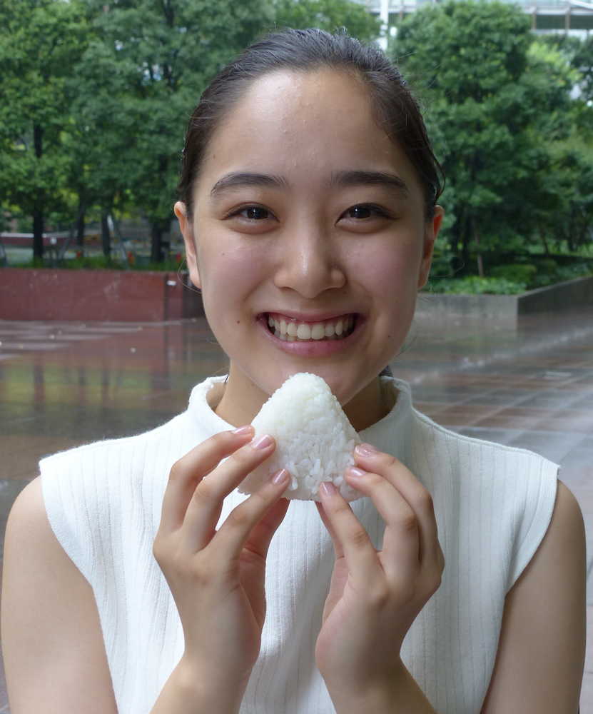 今夏大注目の現役女子大生の女優、吉田美佳子。「ごはんとコロッケが大好きで、顔もお米に似てきました」と笑う“おコメ系女子”だ