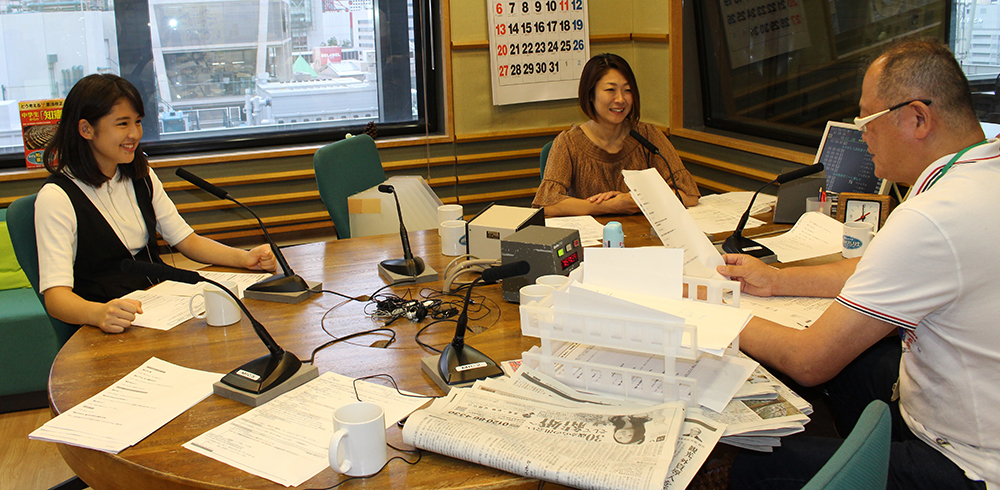 生放送でキンチョーＣＭのパロディーを披露する子守康範アナ（右）とゲストの野田琴乃（左）。見守るアシスタントの大塚由美