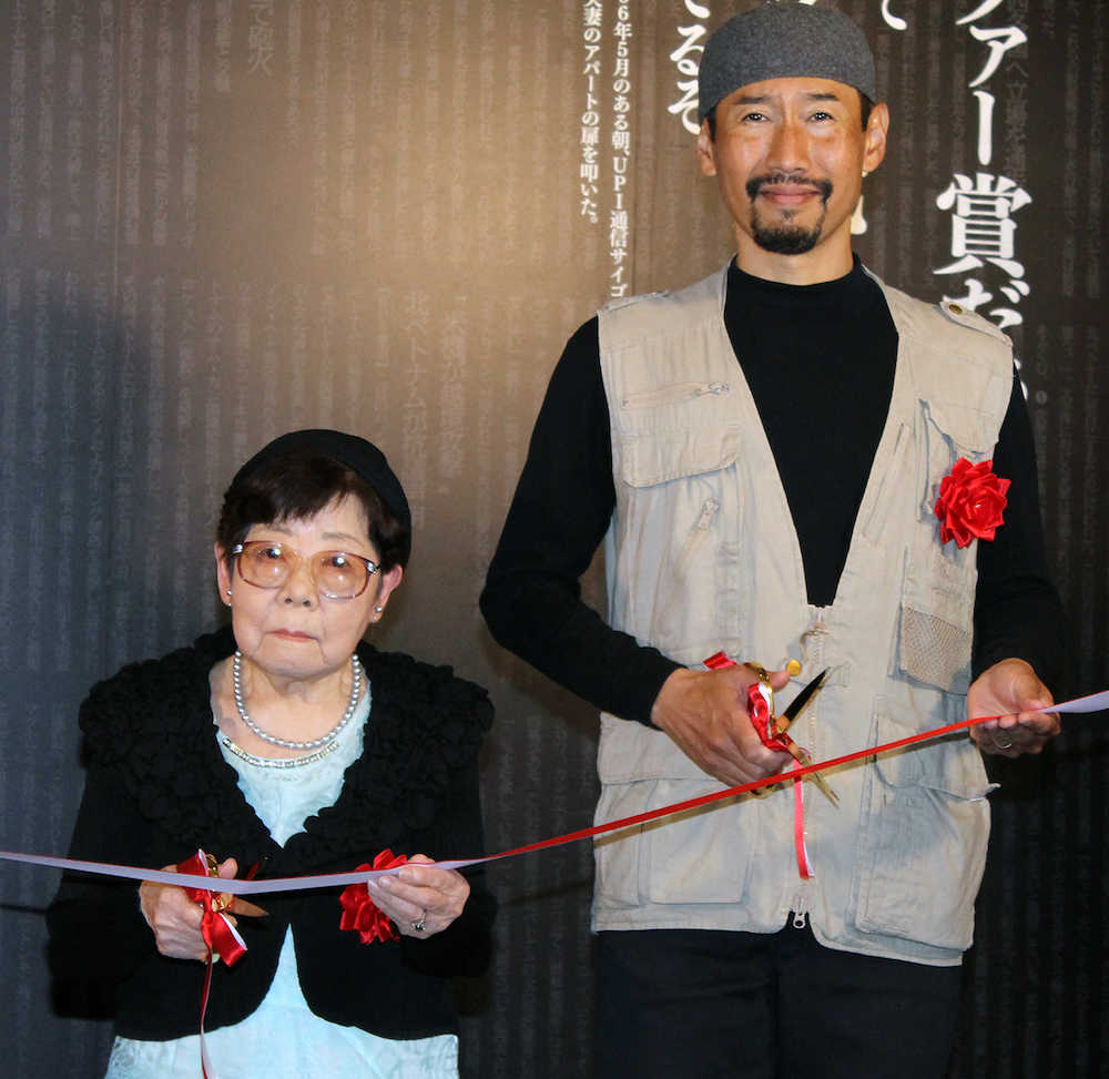 「沢田教一展」開会式でテープカットを行った渡部陽一氏（右）と沢田サタさん