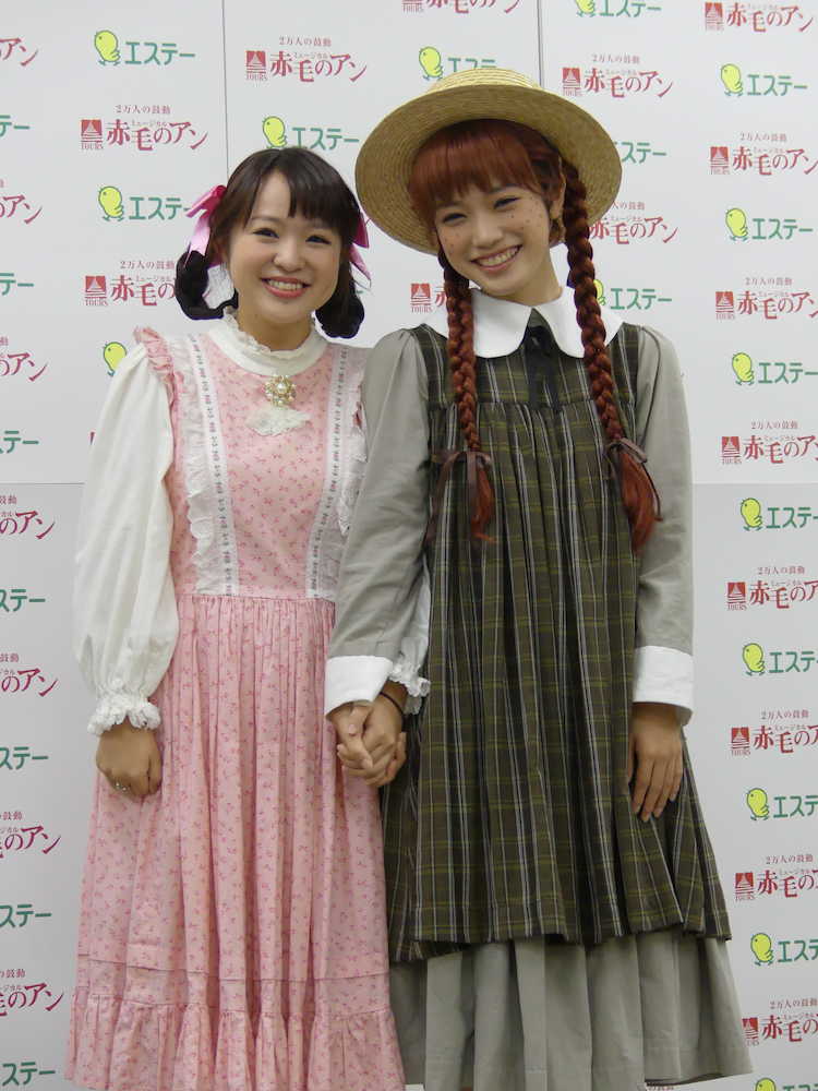 ミュージカル「赤毛のアン」の東京公演を迎え会見したさくらまや（左）と美山加恋