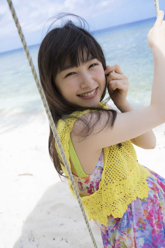 ２０歳を記念した写真集でビーチで笑顔を見せる桜井日奈子
