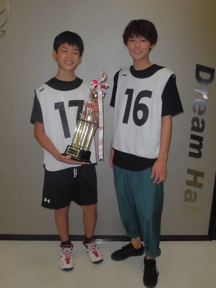 グランプリを獲得した奥本智海さん（左）と審査員特別賞の久保晴渡さん