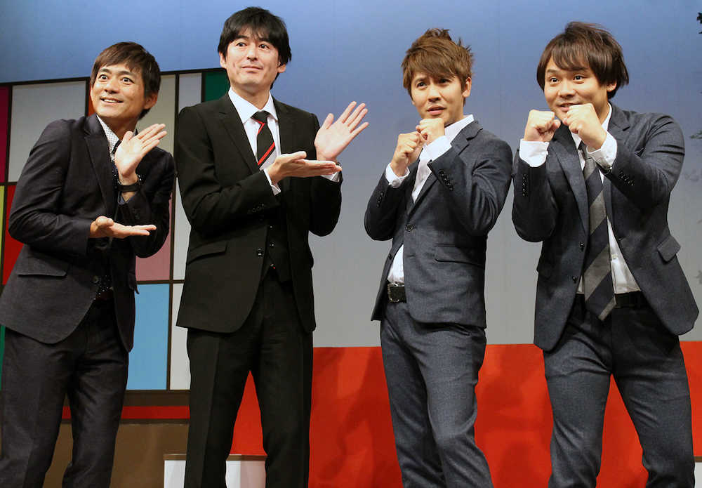 トークライブで福岡よしもとへの完全移籍を発表した「サカイスト」の兄・デンぺー（右から２人目）と弟・酒井将芳（右端）と応援に駆け付けた博多華丸大吉
