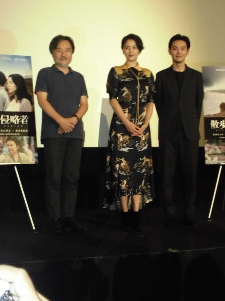 映画「散歩する侵略者」の先行上映会に出席した（左から）黒沢清監督、長澤まさみ、松田龍平