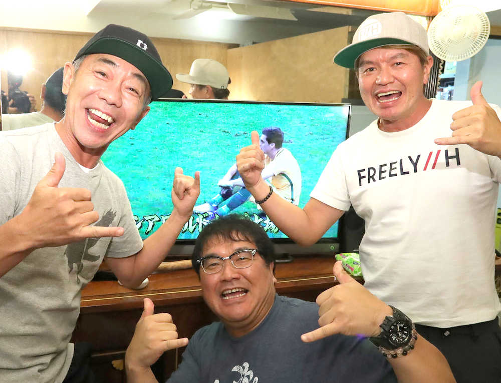 カンニング竹山（中央）、ヒロミ（右）とともに日本のＷ杯進出決定を喜ぶ木梨憲武