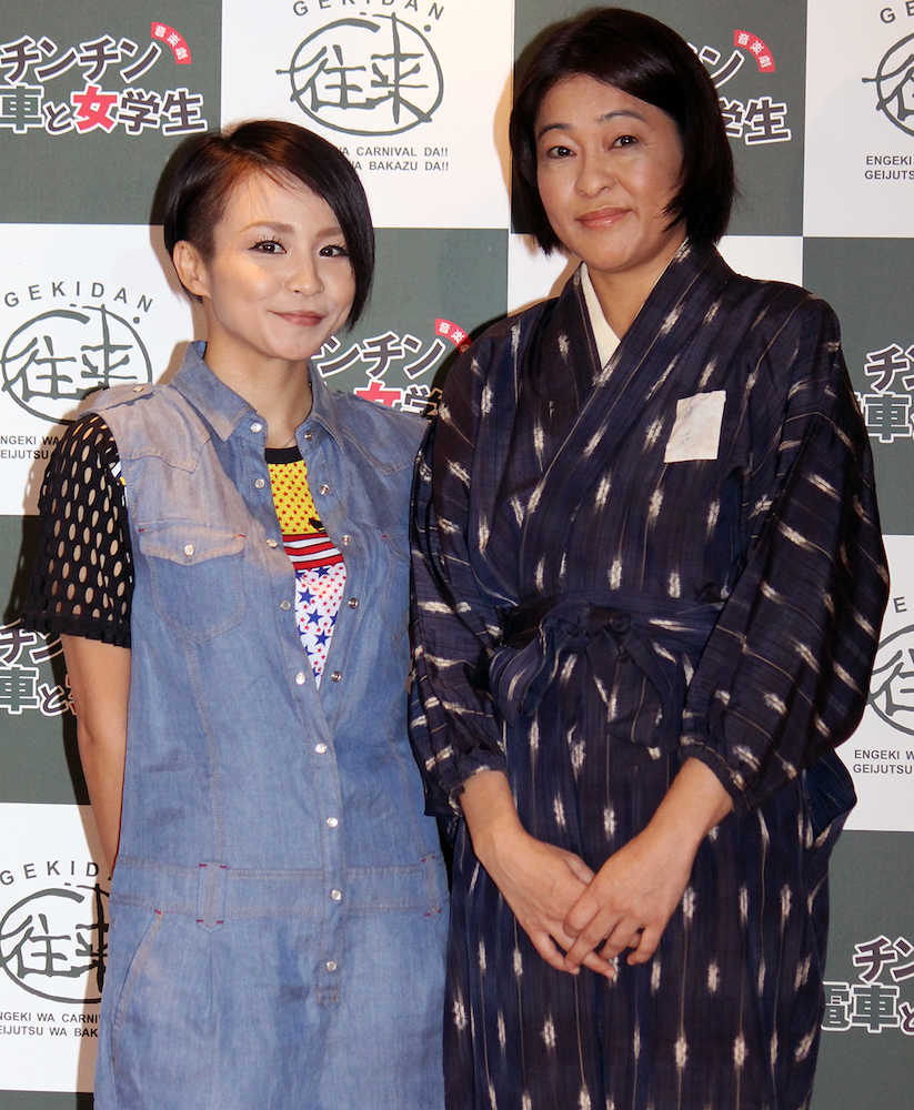 音楽劇「チンチン電車と女学生」の制作発表に出席したｍｉｓｏｎｏ（左）と河合美智子