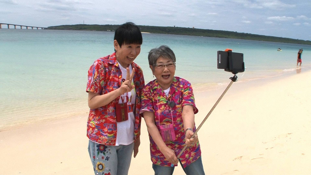 自撮り棒を使った撮影に初挑戦する和田アキ子（左）と泉ピン子（Ｃ）フジテレビ