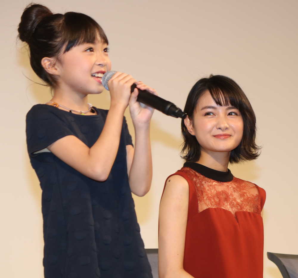 ＮＨＫ連続テレビ小説「わろてんか」完成試写会で子役の新井美羽（左）が話すのを優しく見守るヒロインの葵わかな