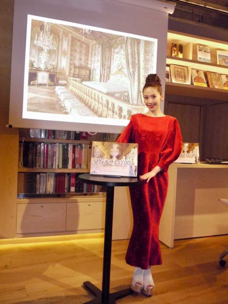 写真集「ヴェルサイユ宮殿」の発売記念イベントに出席した龍真咲