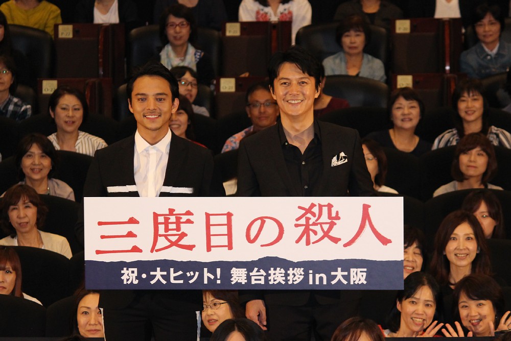 大阪市内で舞台あいさつした福山雅治（右）と満島真之介