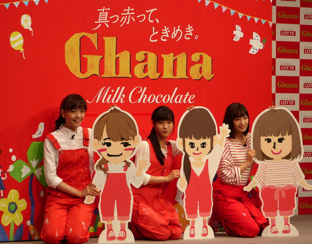 ロッテ「ガーナミルクチョコレート」の新ＣＭ発表会で、お互いに描いた似顔絵パネルを手に笑顔を見せる（左から）松井愛莉、土屋太鳳、広瀬すず