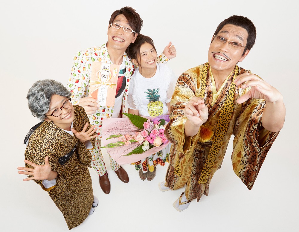 写真は結婚発表時に提供された笑顔の４ショット。ピコ太郎（右）とその妻の多味さん（左）に祝福される古坂大魔王（左から２人目）と安枝瞳