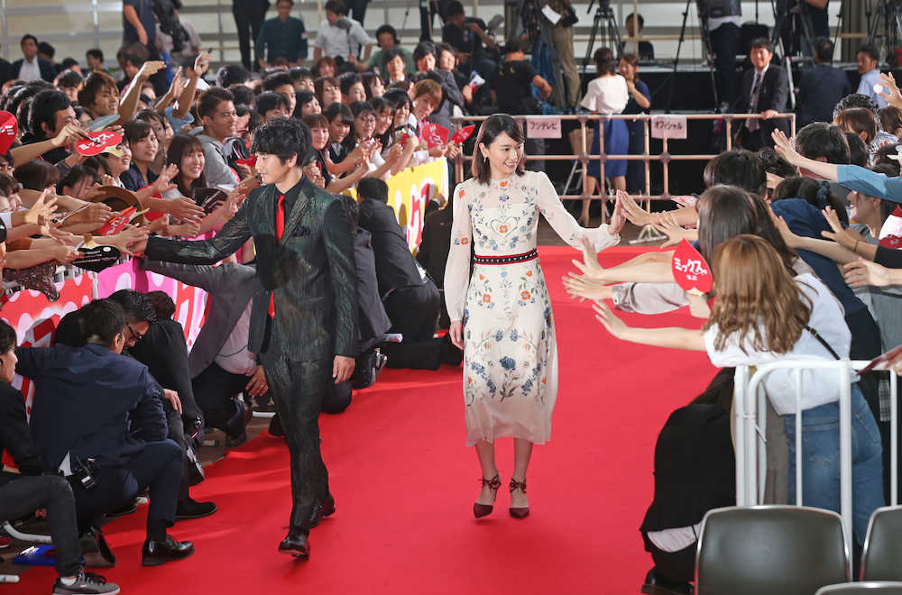 「ミックス。」完成記念イベントで観客の声援を受けながらレッドカーペットを歩く瑛太（左）と新垣結衣