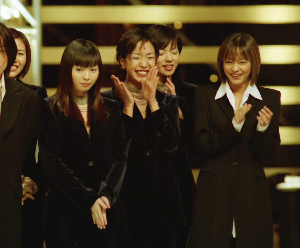９７年１２月３１日のレコード大賞でＭＡＸのメンバーと笑顔の安室奈美恵（右）
