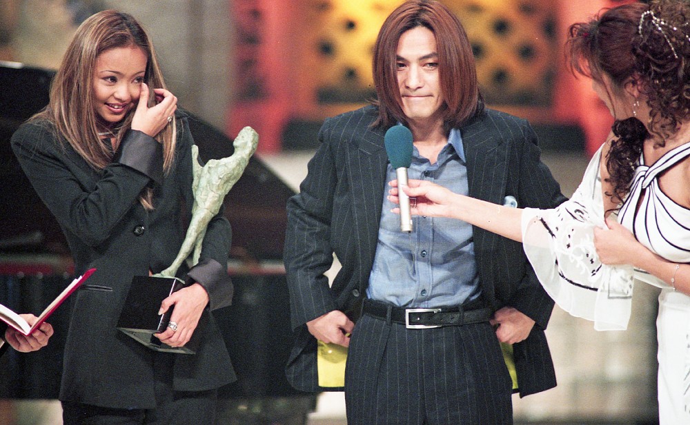 ９６年の日本レコード大賞で受賞を喜ぶ安室奈美恵と小室哲哉