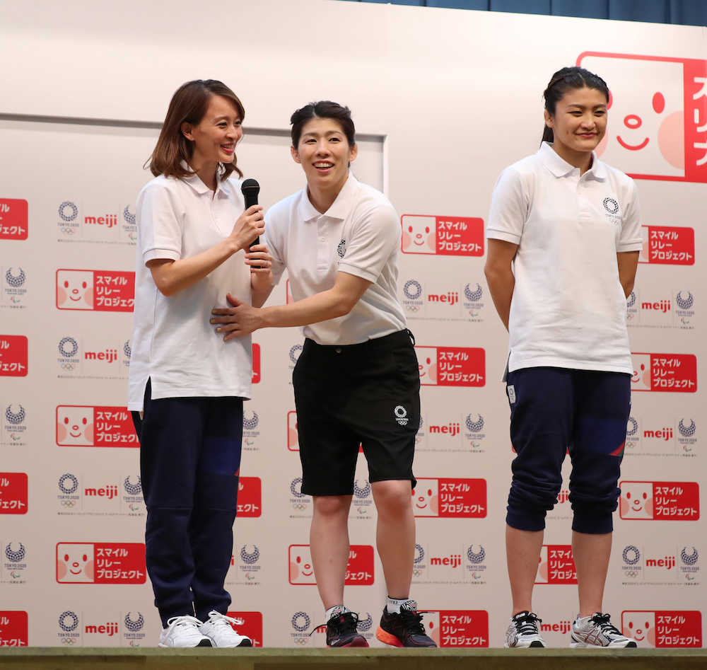 第１子妊娠を発表した田中理恵（左）とお腹を笑顔でなでる吉田沙保里（中、右は伊調馨）